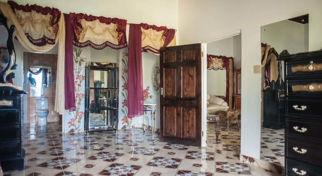 Queen Elizabeth House, Забронировать Отель Отели Монтего-Бэй с парковкой, Парковка