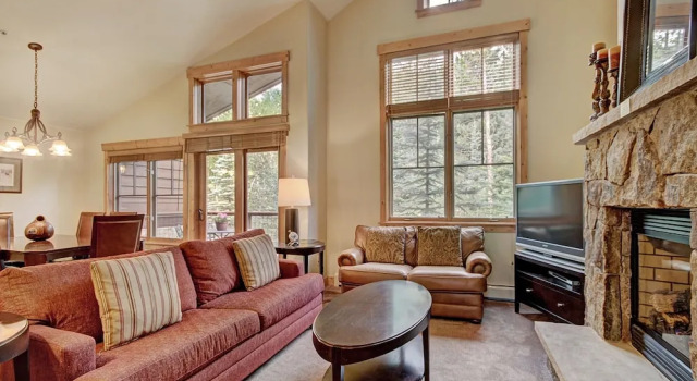 Номер Standard Vaulted Ceilings+rustic Luxury 2 Blocks To Main St- Sleeps 6 2 Bedroom Townhouse by RedAwning