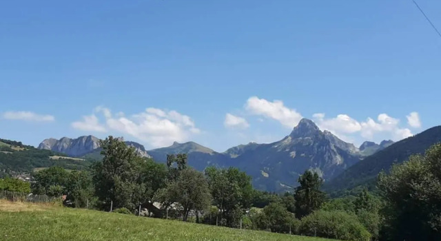 Laprau, House between lake & mountain