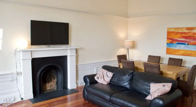 3 Bedroom Central Flat With Castle Views, Забронировать Отель Новый город Эдинбург, рядом с Национальный музей Шотландии
