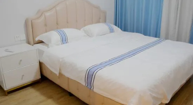 Люкс с 4 комнатами с балконом и с видом на море Tianxiaxi Seaview Hotel Apartment (Beihai Yintan)