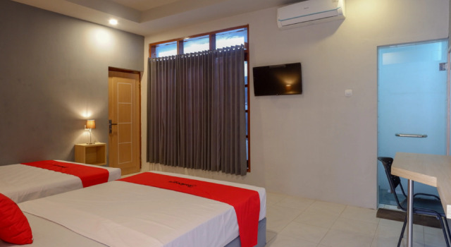 Standard Family room RedDoorz Syariah @ Jalan Sultan Agung Tegal