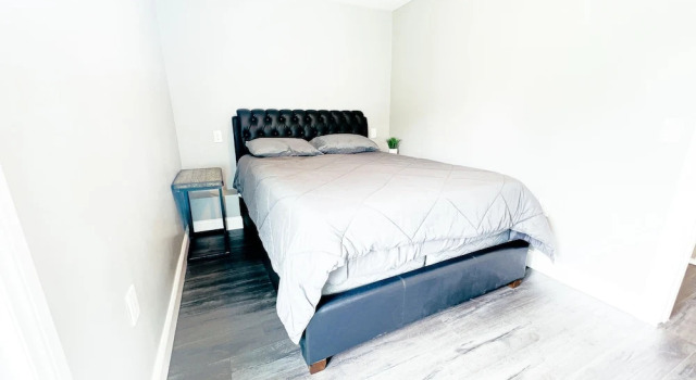 Коттедж с 4 комнатами с балконом 2 Homes, 1 Stay-7BR Niagara Falls Compound