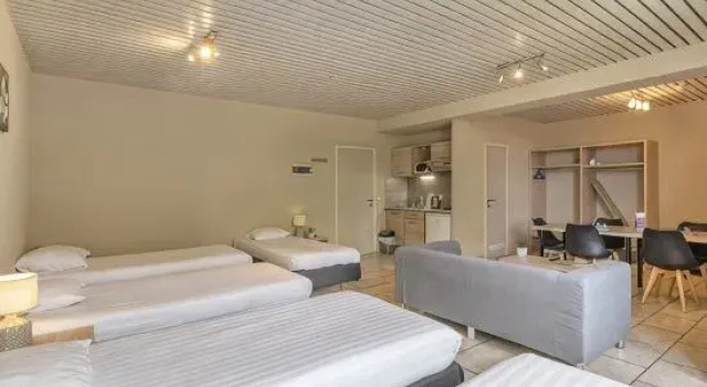 Кровать в общем номере Condo Gardens Brussels