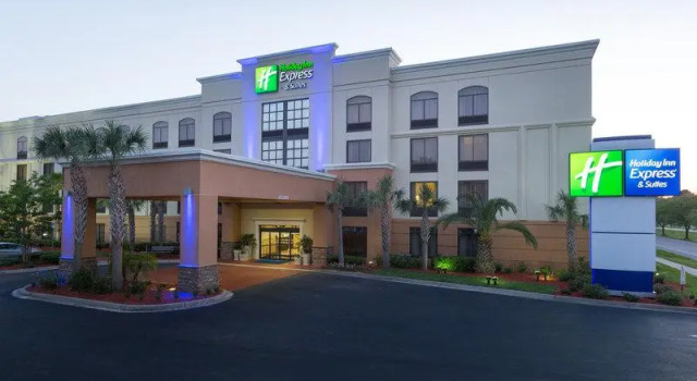 Кровать в общем номере Holiday Inn Express & Suites Jacksonville Airport by IHG