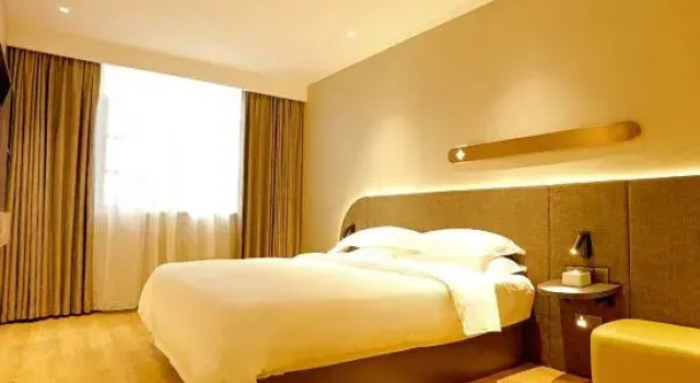 Люкс Deluxe Jinjiang Inn (Huangshi Jiaotong Road Pedestrian Street)