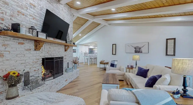 Коттедж 4BR Home w/ Decks, Fireplace, Golf Nearby