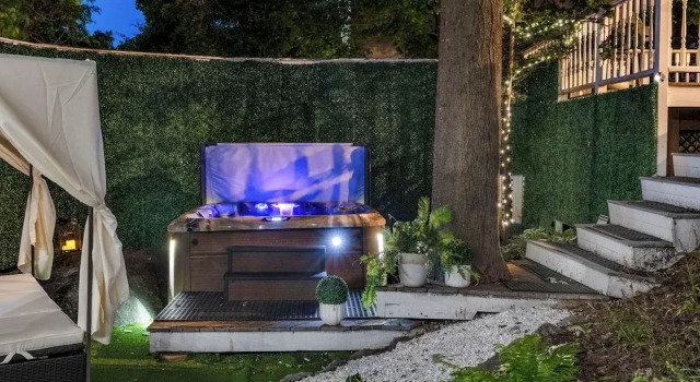 Коттедж Hot Tub + Walk to Lakeside Dining: Meredith Home!