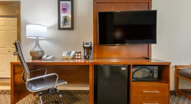 Люкс с балконом Spark by Hilton Tempe Phoenix Airport