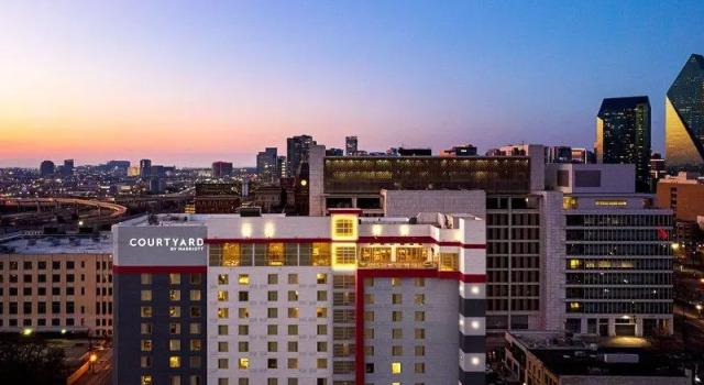 Кровать в общем номере Courtyard by Marriott Dallas Downtown/Reunion District