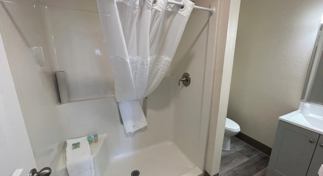 Семейный люкс с 2 комнатами Coastal Inn and Suites