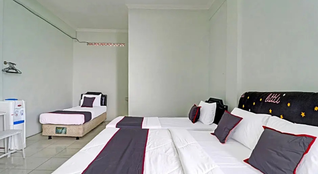 Deluxe Zimmer RedDoorz Syariah at Neu Hostel Cisarua Lembang