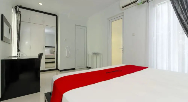 RedDoorz Plus @ Palagan 2, Book Hotel Hotels in Sleman with a Pool, Swimming Pool