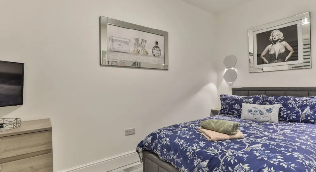 Tudor House Holidays - The Monroe for 2 People