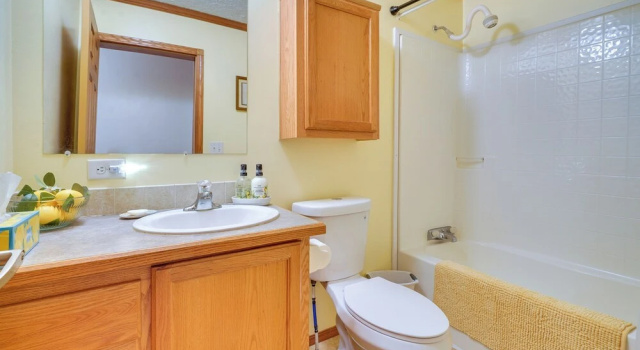 Апартаменты с 3 комнатами Serene Zanesville Getaway: Hot Tub, 2 Decks!