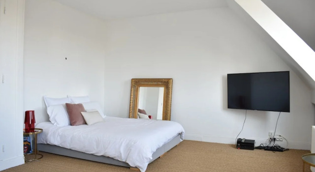 1 Bedroom Apartment Near Champs Elysee