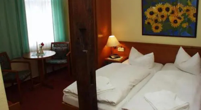 Hotel Deutscher Hof, Забронировать Отель Отели и гостиницы Бад-Вильснак, рядом с Церковь Святого Николаса на крови, Отель