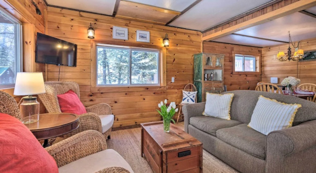 Picturesque Maine Getaway w/ Lake Access!, Book Hotel Hoteller i Rangeley med parkering, Parkering