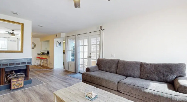 2BR Condo Steps to the Beach & Blvd-dog-friendly, Забронировать Дом для отпуска Коттеджи Сан-Диего, рядом с The Promenade at Pacific Beach, Коттедж
