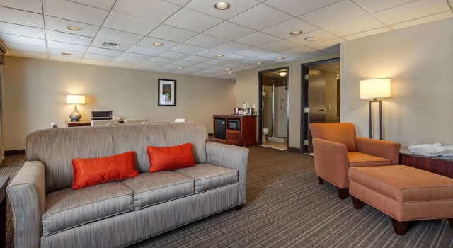 Люкс Цокольный этаж Comfort Suites Green Bay West