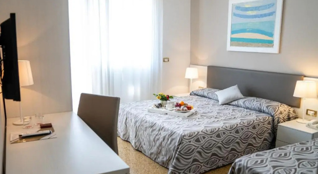Семейный номер Standard с балконом Hotel Astoria