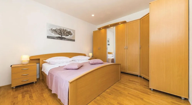 Nice Home in Kastel Kambelovac With Wifi and 4 Bedrooms, Rezerwuj Hotel Hotele w Split-Dalmatia County z parkingiem, Parking