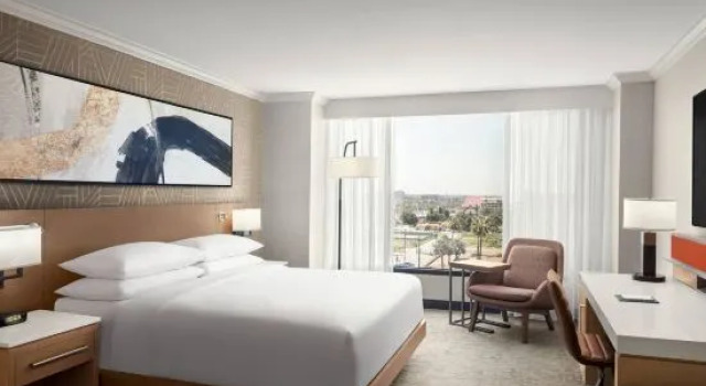 Двухместный люкс c 1 комнатой Delta Hotels by Marriott Anaheim Garden Grove