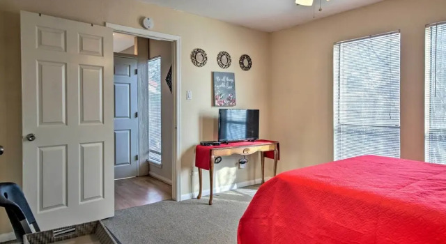 Апартаменты Quiet Rental w/ Balcony: 14 Mi to Downtown Houston