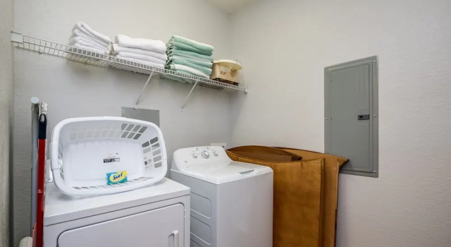 Huge, Tastefully Furnished Condo With Wood Floors! 3bd/2ba at Vista Cay 3vc049, Varaa Hotelli Hotellit Kissimmee pysäköinnillä, Pysäköinti