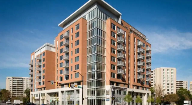 Wonderful 2BR Condo at Crystal City, Забронировать Отель Арлингтон 