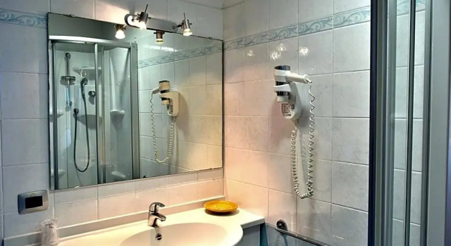 Трёхместный номер Standard с видом на озеро AHG Riva Del Sole Wellness Hotel