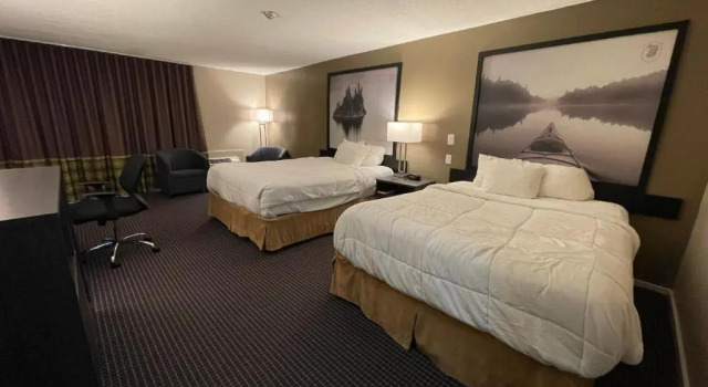Четырёхместный номер Standard с видом на внутренний двор Super 8 by Wyndham Gananoque - Country Squire Resort