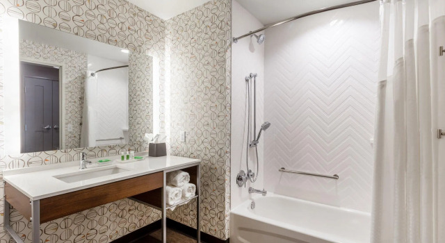 Четырёхместный люкс Holiday Inn & Suites Cedar Falls-Waterloo Event Ctr by IHG