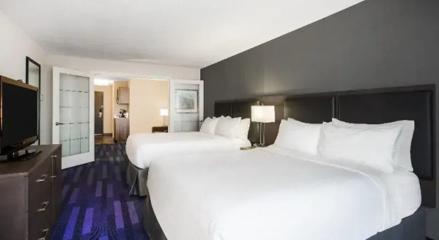 Четырёхместный люкс c 1 комнатой Holiday Inn & Suites Grande Prairie Conference Center by IHG