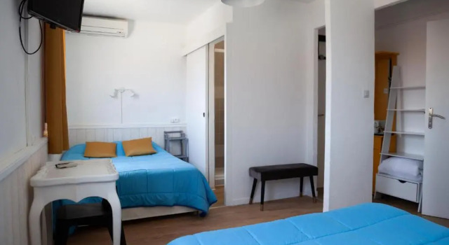 Четырёхместный номер Standard с видом на море Hotel La Casa , Le Barcarès