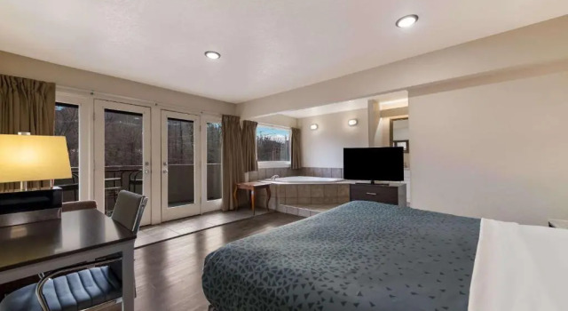 Четырёхместный люкс Econo Lodge Inn & Suites on the River