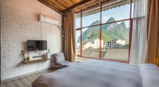 Standardowy pokój poddasze z widokiem na ulicę Yangshuo Autumn Inn