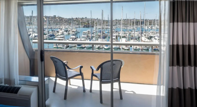 Четырёхместный номер Standard с балконом и с видом на гавань Bay Club Hotel and Marina
