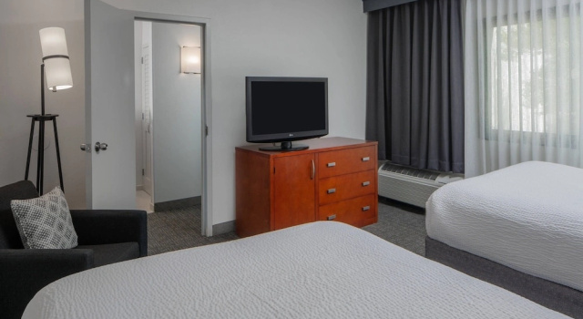 Люкс c 1 комнатой с балконом и с видом на внутренний двор Courtyard by Marriott Memphis East/Park Avenue
