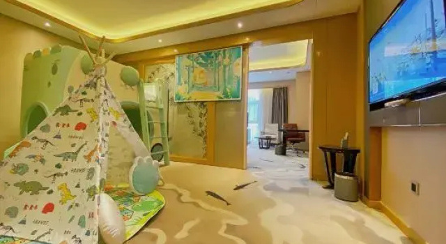 Люкс Four Seasons Garden Hotel