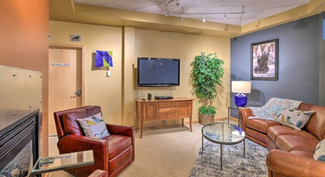 Idyllic Dtwn Anchorage Condo w/ Fireplace!, Rezerwuj Hotel Hotele biznesowe w Alaska, 4* 5*