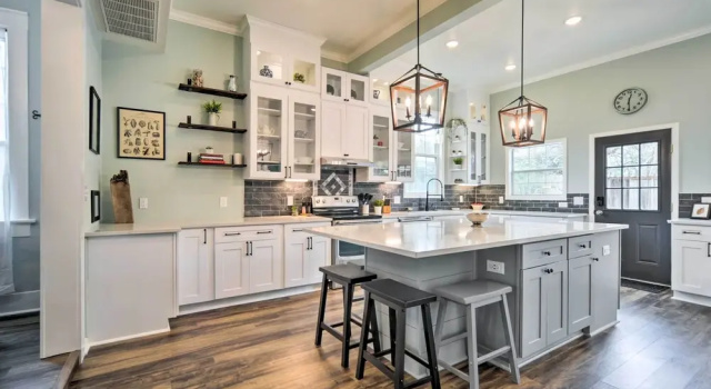 Коттедж с 4 комнатами Spacious Abode, Walk to Texas Heroes Square!