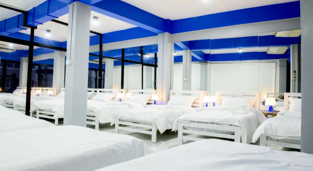 Кровать в общем номере Sleepy Flamingo Bed and Brunch
