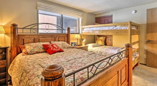 Gorgeous Winter Park Condo w/ Private Deck!, Забронировать Апартаменты/квартира Отели Винтер Парка с парковкой, Парковка