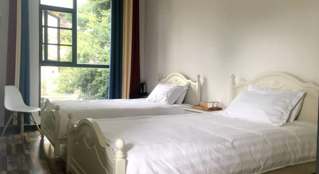Shi Lin family folk inn, Rezerwuj Hotel Hotele w Kunming z parkingiem, Parking