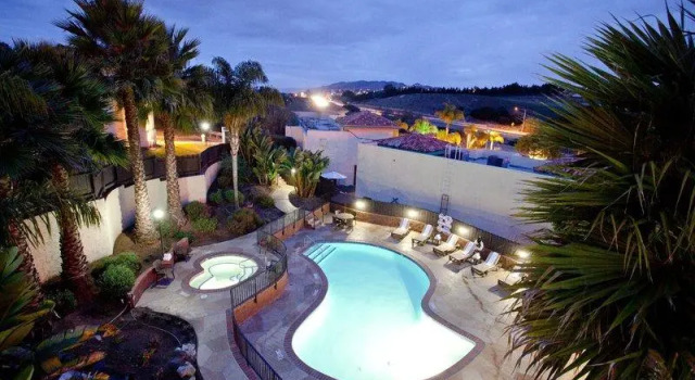 Четырёхместный номер Standard Holiday Inn Express Grover Beach-Pismo Beach Area by IHG
