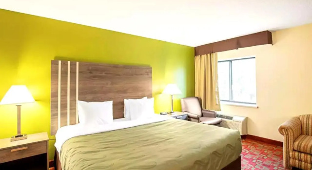 Двухместный номер Deluxe Norwood Inn & Suites Milwaukee