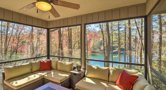 Коттедж Festive Lakefront Escape: Blue Ridge Holiday Home