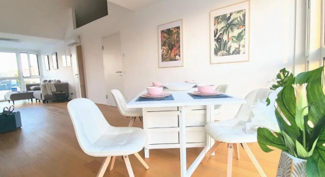 Rooftop Terrace, free garage parking and Pool!, Rezerwuj Hotel Hotele w 22. Donaustadt z basenem, Basen