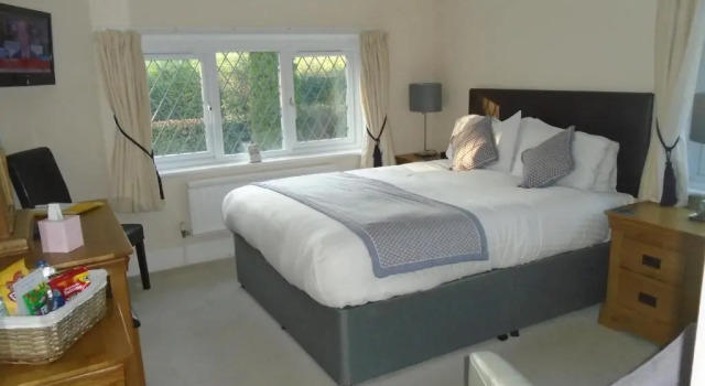 Двухместный номер Standard Trumbles Gatwick B&B, Peaceful Stay with Parking & Easy Airport Access